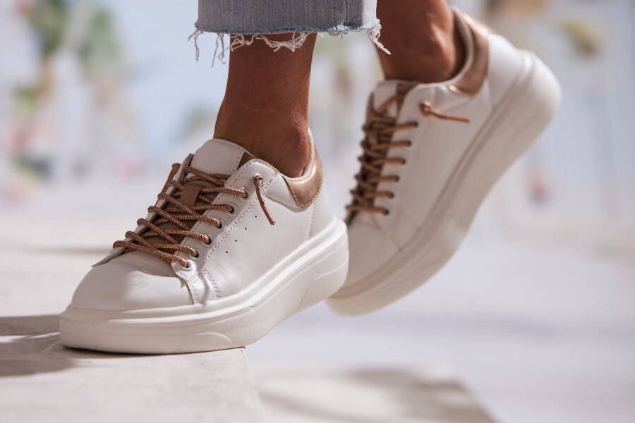Lascana Sneakers Vrijetijdsschoenen Slip-On sneaker met metallic details vrijetijdsschoenen VEGAN