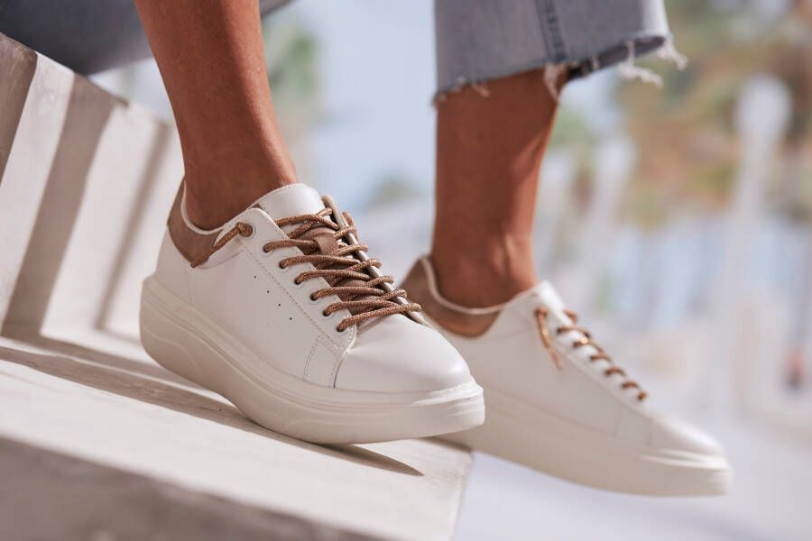Lascana Sneakers Vrijetijdsschoenen Slip-On sneaker met metallic details vrijetijdsschoenen VEGAN