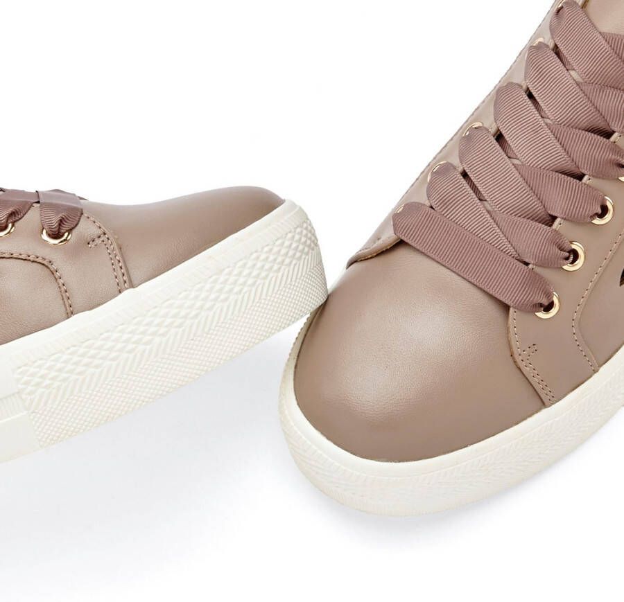 Lascana Sneakers met kleine cut-outs veterschoenen vrijetijdsschoenen vegan
