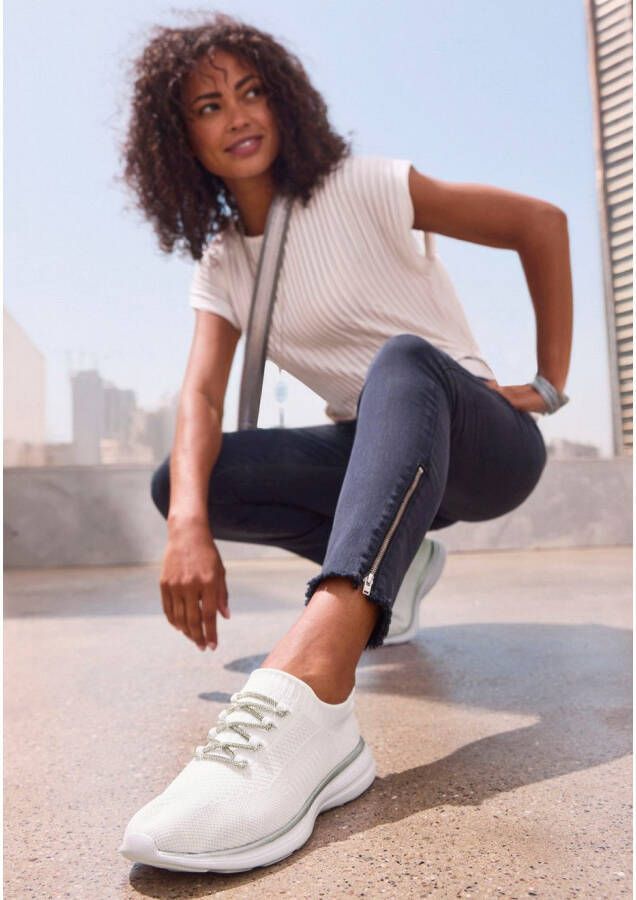 Lascana Sneakers met modieuze glinsterende veters vegan