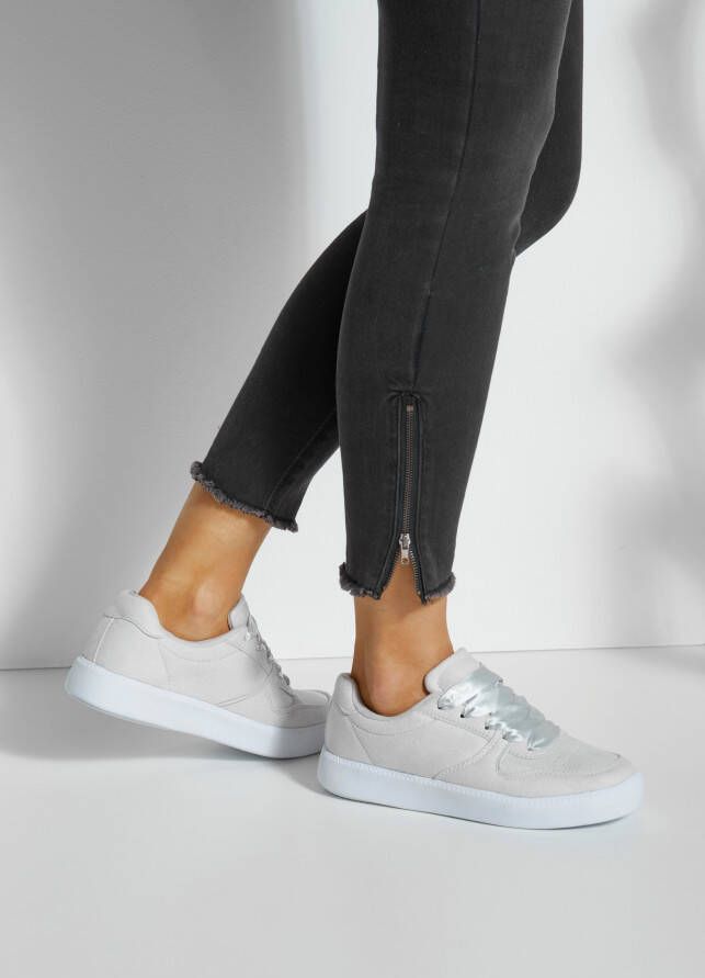 Lascana Sneakers Veterschoen ultralicht satijnen veters in retro-look VEGAN