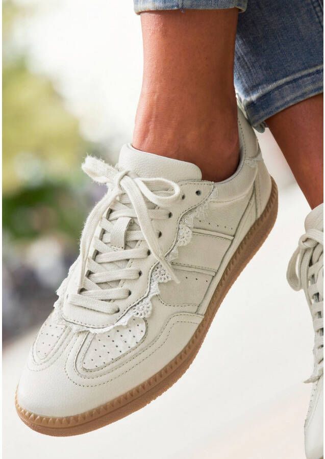 Lascana Sneakers Vrijetijdsschoen lage schoen van leer met spitse details