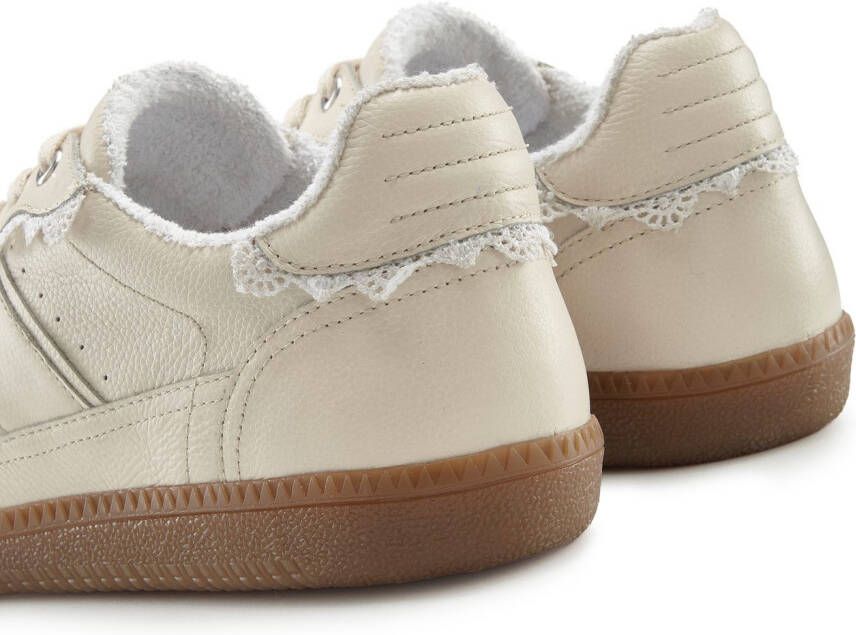 Lascana Sneakers Vrijetijdsschoen lage schoen van leer met spitse details