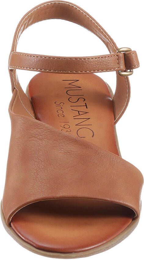 Mustang Shoes Sandalen in trendy asymmetrische look