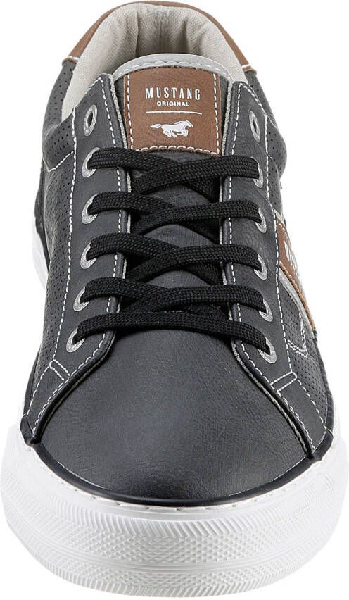 Mustang Shoes Slip-on sneakers met stijlvolle zijstrip vrijetijdsschoen lage schoen veterschoen