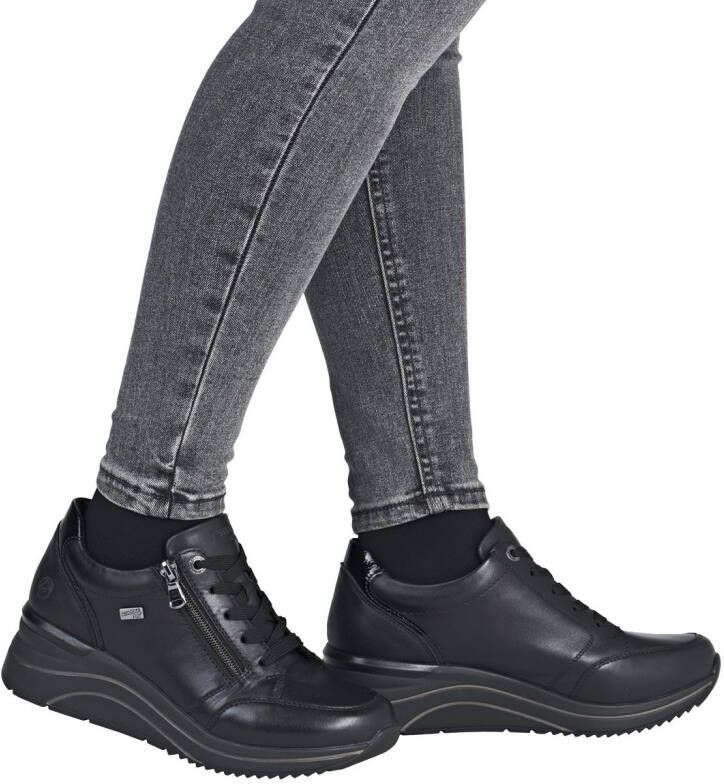 Remonte Sneakers met sleehak vrijetijdsschoen lage schoen veterschoen met goudkleurige logo-hanger
