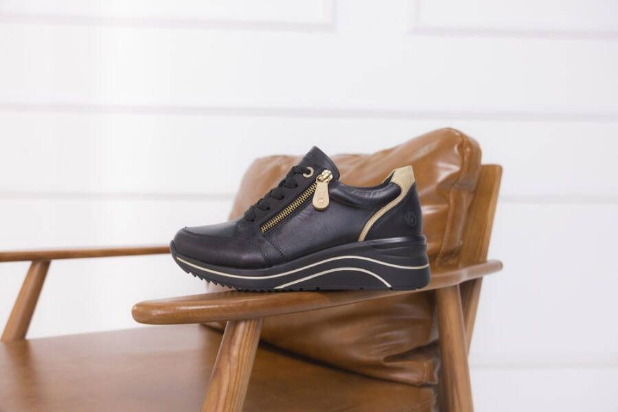 Remonte Sneakers met sleehak vrijetijdsschoen lage schoen veterschoen met goudkleurige logo-hanger