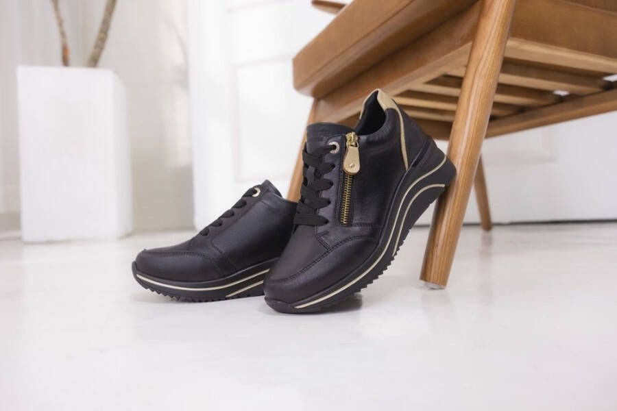 Remonte Sneakers met sleehak vrijetijdsschoen lage schoen veterschoen met goudkleurige logo-hanger