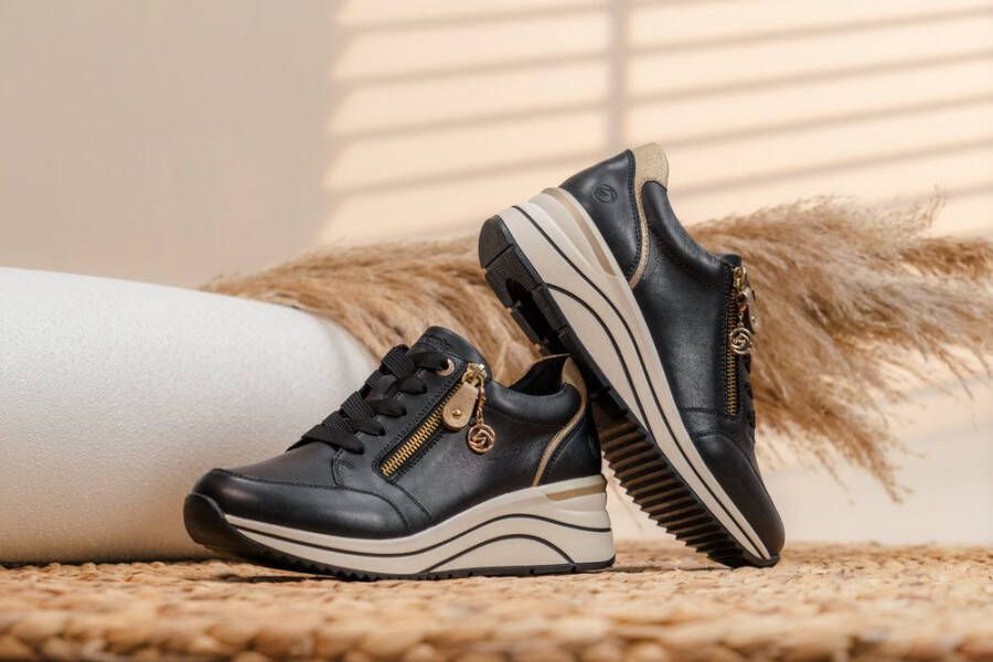 Remonte Sneakers met sleehak vrijetijdsschoen lage schoen veterschoen met goudkleurige logo-hanger