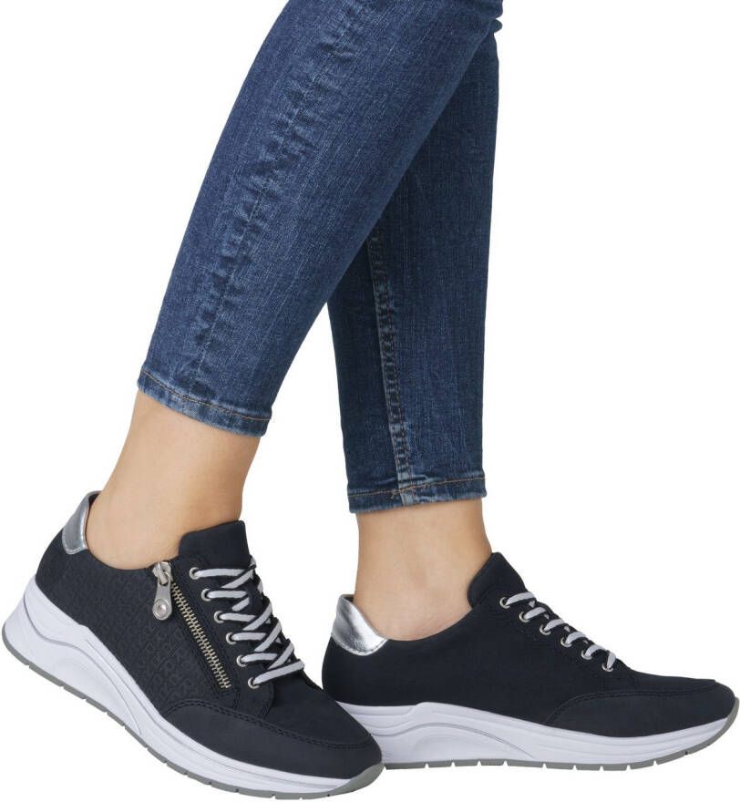 Rieker Sneakers met sleehak lage schoen veterschoen vrijetijdsschoen bedrukt met letters