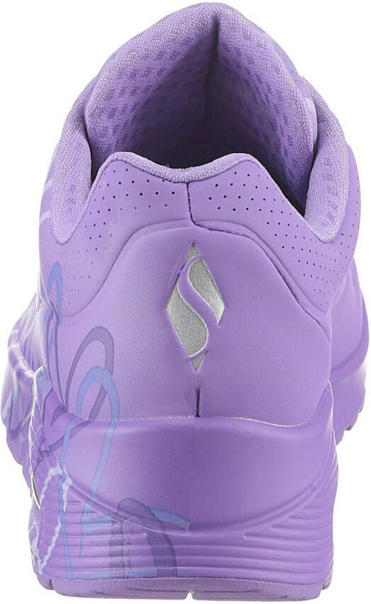 Skechers Sneakers met sleehak UNO-SPREAD THE LOVE Vrijetijdsschoen lage schoen veterschoen met coole graffiti-print