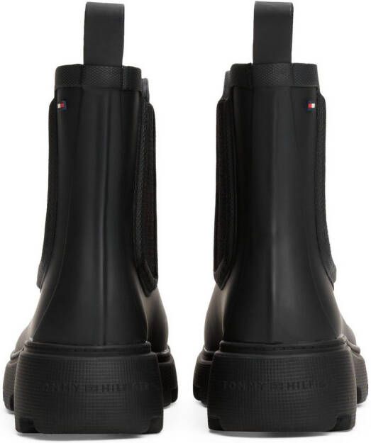 Tommy Hilfiger Chelsea-boots RUBBER FLAG CLEATED RAINBOOT blokhak instaplaarzen rubberlaarzen tweezijdige stretchinzet