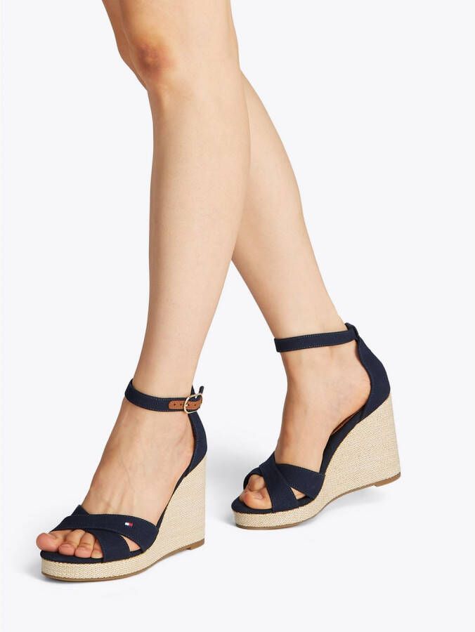Tommy Hilfiger Highheel sandaaltjes FLAG HIGH WEDGE ESPAD CRISSCROSS bandjessandaal zomerschoen sleehaksandalette verstelbare gesp