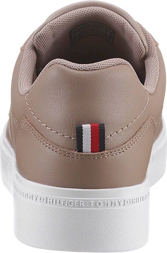 Tommy Hilfiger Plateausneakers TH COURT SNEAKER met th-sierelement