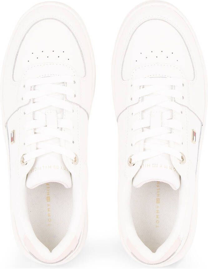 Tommy Hilfiger Plateausneakers FLAG BASKET SNEAKER met zijlogo-vlag vrijetijdsschoen halfhoge schoen veterschoen