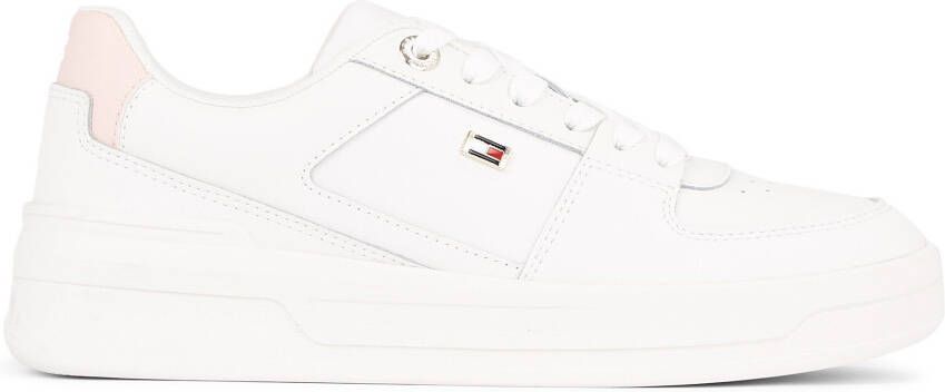 Tommy Hilfiger Plateausneakers FLAG BASKET SNEAKER met zijlogo-vlag vrijetijdsschoen halfhoge schoen veterschoen