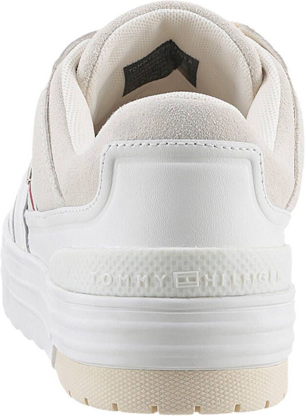 Tommy Hilfiger Plateausneakers SUEDE STRIPES BASKET LO met zijstrepen vrijetijdsschoen lage schoen veterschoen
