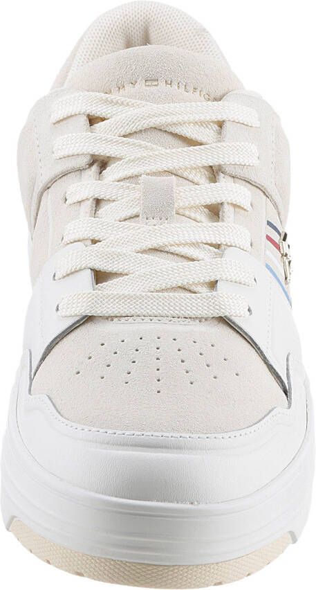 Tommy Hilfiger Plateausneakers SUEDE STRIPES BASKET LO met zijstrepen vrijetijdsschoen lage schoen veterschoen