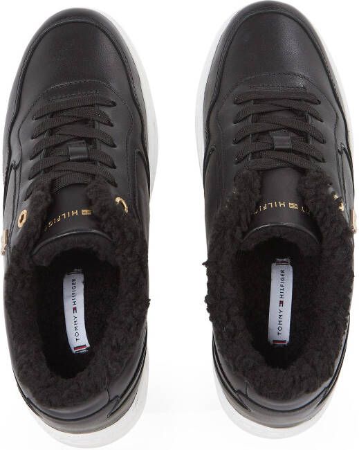 Tommy Hilfiger Plateausneakers ESSENTIAL PLATFORM SNEAKER FUR vrijetijdsschoen lage schoen veterschoen met zijlijk th-logo