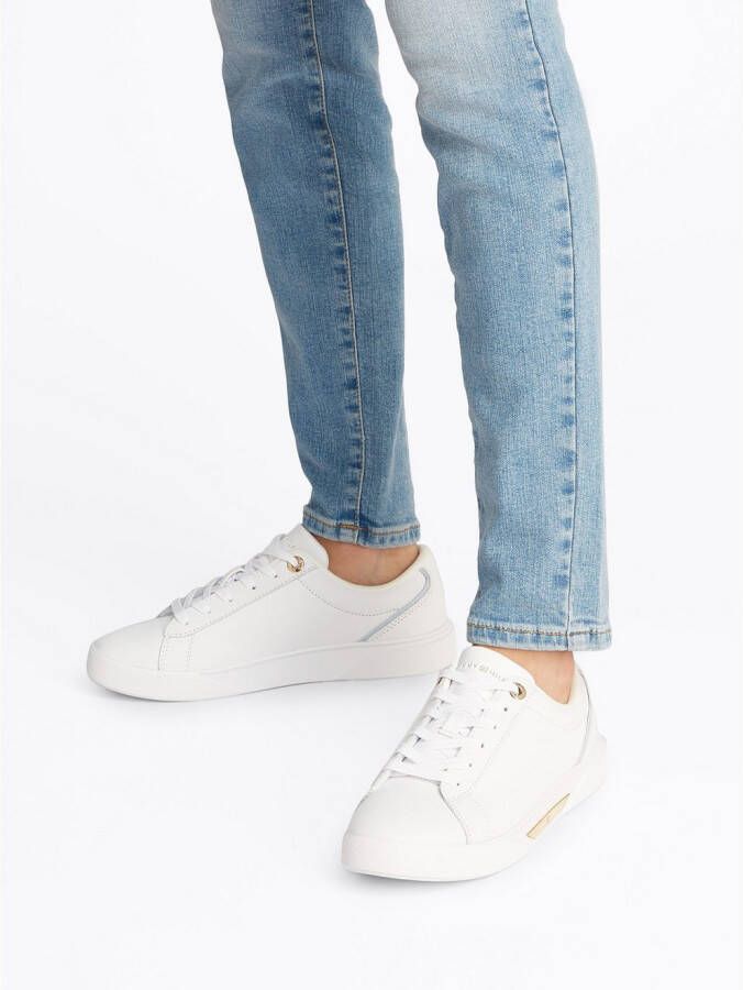 Tommy Hilfiger Plateausneakers CHIC COURT SNEAKER vrijetijdsschoen lage schoen veterschoen gouden sieraandeel
