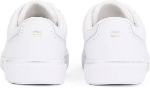 Tommy Hilfiger Plateausneakers CHIC COURT SNEAKER vrijetijdsschoen lage schoen veterschoen gouden sieraandeel