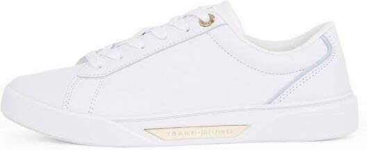 Tommy Hilfiger Plateausneakers CHIC COURT SNEAKER vrijetijdsschoen lage schoen veterschoen gouden sieraandeel