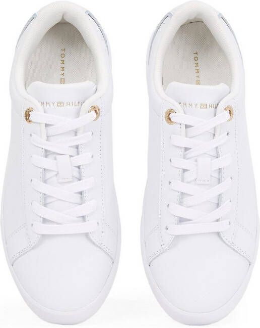 Tommy Hilfiger Plateausneakers CHIC COURT SNEAKER vrijetijdsschoen lage schoen veterschoen gouden sieraandeel