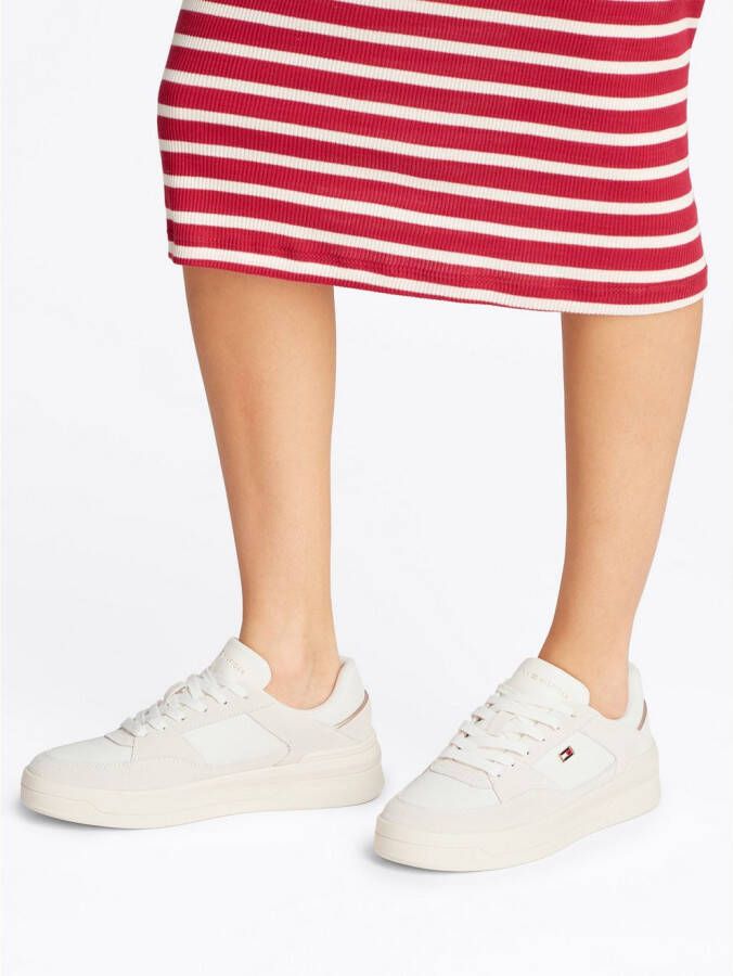Tommy Hilfiger Plateausneakers ESSENTIAL BASKET SNEAKER vrijetijdsschoen lage schoen veterschoen met logo-embleem
