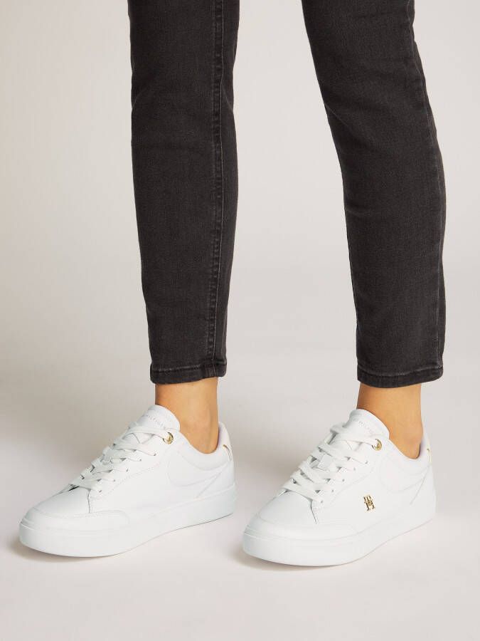 Tommy Hilfiger Plateausneakers ESSENTIAL CHIC COURT SNEAKER vrijetijdsschoen veterschoen lage schoen met th-sieraad