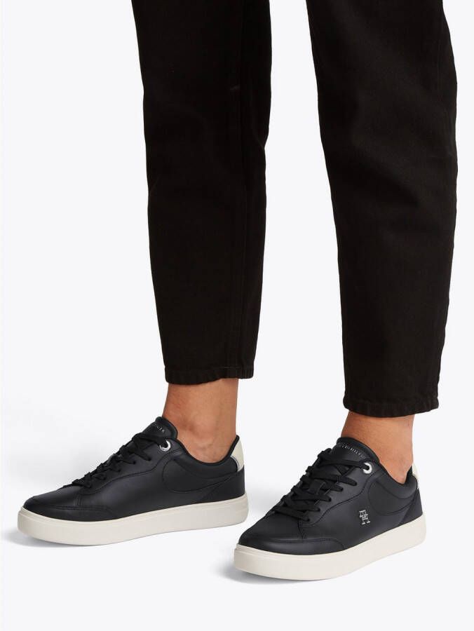 Tommy Hilfiger Plateausneakers ESSENTIAL CHIC COURT SNEAKER vrijetijdsschoen veterschoen lage schoen met th-sieraad