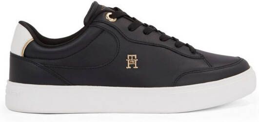 Tommy Hilfiger Plateausneakers ESSENTIAL CHIC COURT SNEAKER vrijetijdsschoen veterschoen lage schoen met th-sieraad
