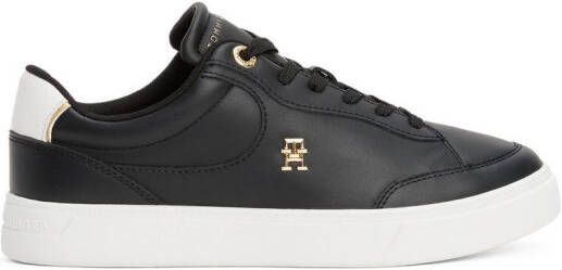 Tommy Hilfiger Plateausneakers ESSENTIAL CHIC COURT SNEAKER vrijetijdsschoen veterschoen lage schoen met th-sieraad