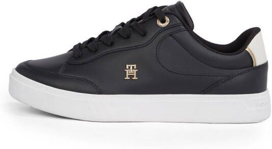 Tommy Hilfiger Plateausneakers ESSENTIAL CHIC COURT SNEAKER vrijetijdsschoen veterschoen lage schoen met th-sieraad