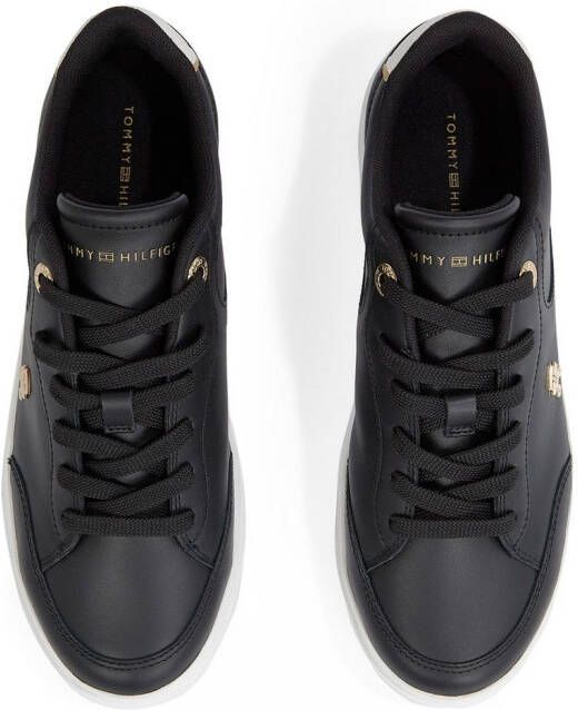 Tommy Hilfiger Plateausneakers ESSENTIAL CHIC COURT SNEAKER vrijetijdsschoen veterschoen lage schoen met th-sieraad