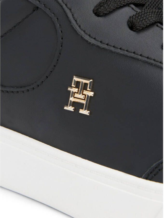 Tommy Hilfiger Plateausneakers ESSENTIAL CHIC COURT SNEAKER vrijetijdsschoen veterschoen lage schoen met th-sieraad
