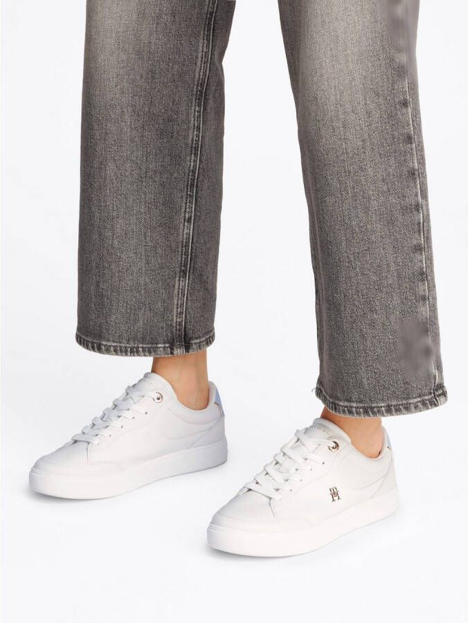 Tommy Hilfiger Plateausneakers ESSENTIAL CHIC COURT SNEAKER vrijetijdsschoen veterschoen lage schoen met th-sieraad