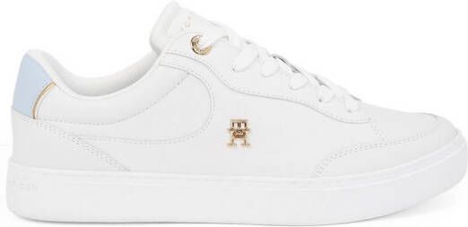 Tommy Hilfiger Plateausneakers ESSENTIAL CHIC COURT SNEAKER vrijetijdsschoen veterschoen lage schoen met th-sieraad