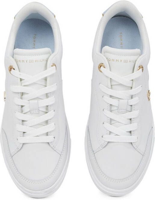 Tommy Hilfiger Plateausneakers ESSENTIAL CHIC COURT SNEAKER vrijetijdsschoen veterschoen lage schoen met th-sieraad