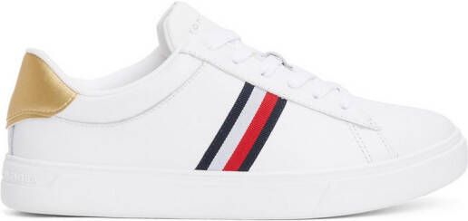 Tommy Hilfiger Plateausneakers ESSENTIAL COURT SNEAKER STRPS vrijetijdsschoen lage schoen veterschoen met typische strepen