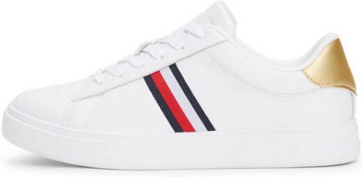 Tommy Hilfiger Plateausneakers ESSENTIAL COURT SNEAKER STRPS vrijetijdsschoen lage schoen veterschoen met typische strepen