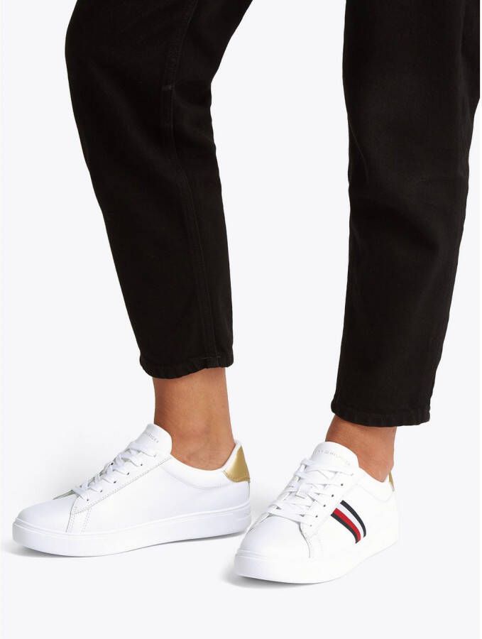 Tommy Hilfiger Plateausneakers ESSENTIAL COURT SNEAKER STRPS vrijetijdsschoen lage schoen veterschoen met typische strepen