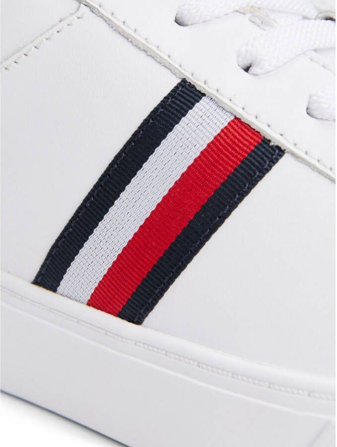 Tommy Hilfiger Plateausneakers ESSENTIAL COURT SNEAKER STRPS vrijetijdsschoen lage schoen veterschoen met typische strepen
