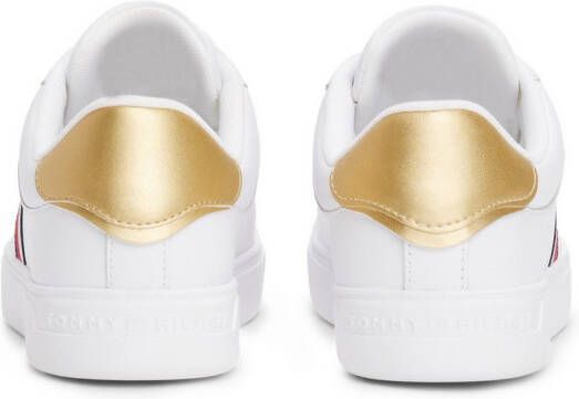 Tommy Hilfiger Plateausneakers ESSENTIAL COURT SNEAKER STRPS vrijetijdsschoen lage schoen veterschoen met typische strepen