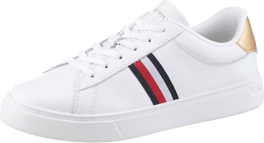 Tommy Hilfiger Plateausneakers ESSENTIAL COURT SNEAKER STRPS vrijetijdsschoen lage schoen veterschoen met typische strepen
