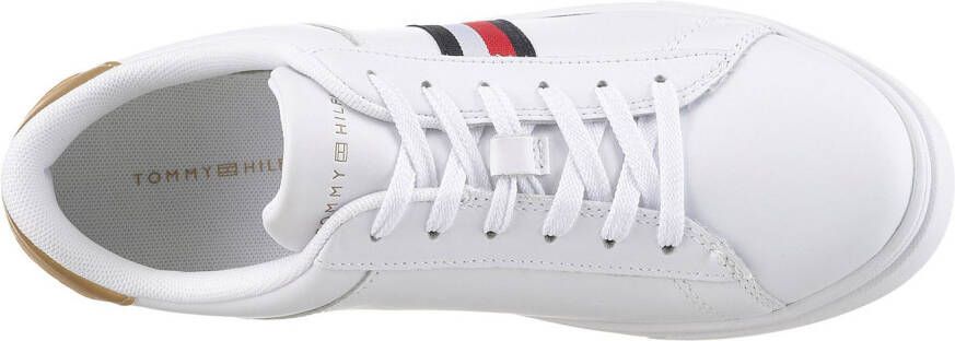 Tommy Hilfiger Plateausneakers ESSENTIAL COURT SNEAKER STRPS vrijetijdsschoen lage schoen veterschoen met typische strepen