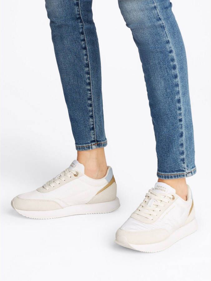 Tommy Hilfiger Plateausneakers ESSENTIAL RUNNER vrijetijdsschoen lage schoen veterschoen met contrastafwerkingen