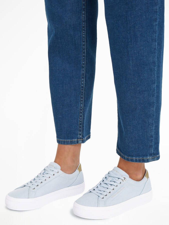 Tommy Hilfiger Plateausneakers ESSENTIAL VULC CANVAS SNEAKER Contrastafwerking in metalliclook vrijetijdsschoen lage schoen veterschoen