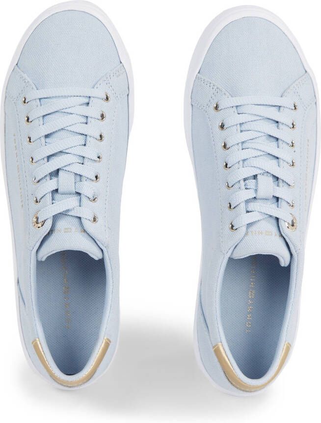 Tommy Hilfiger Plateausneakers ESSENTIAL VULC CANVAS SNEAKER Contrastafwerking in metalliclook vrijetijdsschoen lage schoen veterschoen