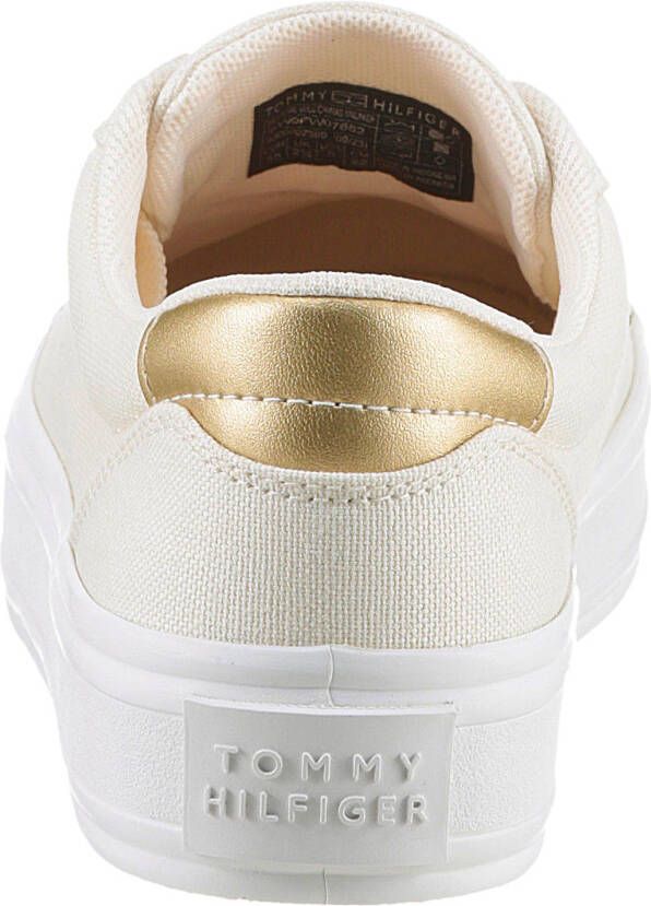 Tommy Hilfiger Plateausneakers ESSENTIAL VULC CANVAS SNEAKER Contrastafwerking in metalliclook vrijetijdsschoen lage schoen veterschoen