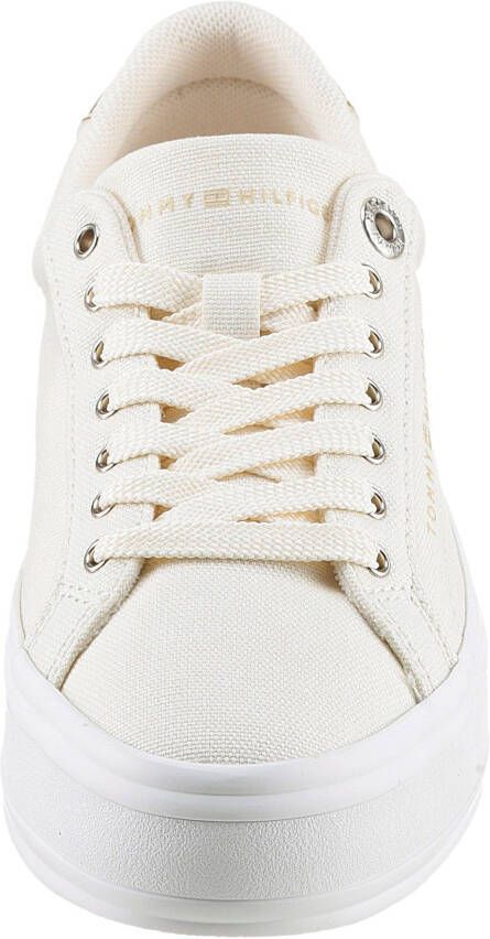Tommy Hilfiger Plateausneakers ESSENTIAL VULC CANVAS SNEAKER Contrastafwerking in metalliclook vrijetijdsschoen lage schoen veterschoen